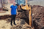 Vereador Gustavo Pompeo acompanha obras na rua dos Pinheiros, no bairro Bosque dos Lenheiros