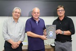 O vice-presidente do Ipasp, Marco Aurélio Barbosa Mattus, o vereador Gilmar Rotta e o presidente do Ipasp, Antonio Carlos Schiavon