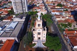 Imagem de Cristo, no topo da igreja, representa a transfiguração retratada em evangelhos