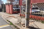 Erosão junto a poste de energia elétrica preocupa comerciantes