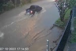Moradores reclamaram de alagamentos da avenida e retorno de esgoto