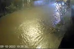 Moradores reclamaram de alagamentos da avenida e retorno de esgoto