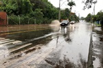 Moradores reclamaram de alagamentos da avenida e retorno de esgoto