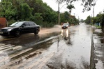 Moradores reclamaram de alagamentos da avenida e retorno de esgoto