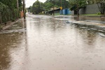 Moradores reclamaram de alagamentos da avenida e retorno de esgoto