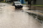 Moradores reclamaram de alagamentos da avenida e retorno de esgoto