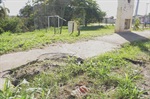 Calçada no entorno está deteriorada e oferece riscos a pedestres