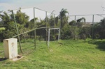Alambrado que reveste campo de futebol está deteriorado