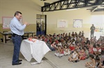 Pedro Cruz conversa com as crianças sobre cuidados com a saúde bucal