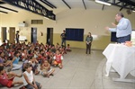 Pedro Cruz conversa com as crianças sobre cuidados com a saúde bucal