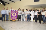 Integrantes da campanha Faça uma criança sorrir com representantes da escola