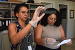 Dayane Soldan e Samara Lopes verificam negativos de fotografias entre 1991 a 2003