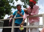 Madalena distribui presentes ao lado do radialista Beto Pastor