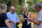 O vereador Anilton Rissato com moradores do bairro Santa Olímpia durante visita à rua Jacob Correr