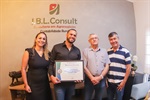 Entrega da homenagem aconteceu na sede da empresa, na rua Treze de Maio, 1421