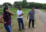 João Manoel visita área ao lado de igreja no Jardim Itapuã