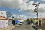 Via é estreita e conta com vários pontos comerciais