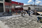 Pedro Kawai verifica obra realizada na avenida 1º de agosto, na Vila Rezende