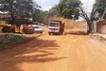 Acácio Godoy fiscaliza obras de recapeamento na rua Joana D'Arc
