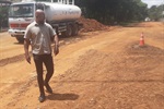 Acácio Godoy fiscaliza obras de recapeamento na rua Joana D'Arc