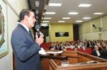 Luciano Almeida ao discursar, na tribuna