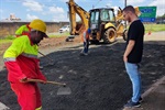 Gustavo Pompeo acompanhou nesta sexta-feira as obras de pavimentação em concreto na avenida 1º de Agosto