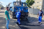Vereador acompanha operação tapa buraco na avenida Corcovado