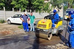 Vereador acompanha operação tapa buraco na avenida Corcovado