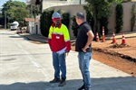 Vereador supervisiona avanço de obras na rua Joana D’Arc