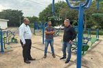 Josef Borges acompanha instalação de parquinho no bairro Parque das Águas