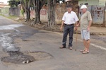 Buraco atrapalha o tráfego de veículos na Felício Nalin