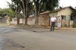 Dirceu conversando com o morador Nelson Lopes