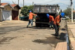 Via é a única asfaltada do bairro e apresentava buracos