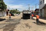 Via é a única asfaltada do bairro e apresentava buracos