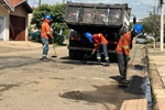 Via é a única asfaltada do bairro e apresentava buracos