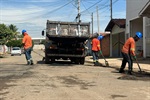 Via é a única asfaltada do bairro e apresentava buracos