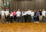 Turma de administração, acompanhada dos professores e presidente da Câmara