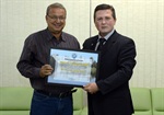 Trevisan Jr. entrega Voto de Congratulações a Francisco Turcci