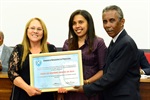 João Manoel entrega homenagem a Maria do Socorro Mendes da Silva, da Assembleia de Deus Madureira