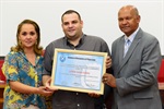 Luiz Arruda entrega homenagem a Luciene Nunes Furoni, da Terceira Igreja Batista