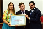 Matheus Erler entrega homenagem a Marcelo Eduardo Trevisan, da Assembleia de Deus Madureira