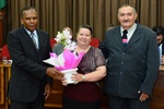 Amadeu e sua esposa são homenageados pelo pastor Luiz Bartolomeu, vice-presidente da Assembleia de Deus Belém