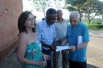 João Manoel e Rogério Vidal com moradores do Altos da Pompéia