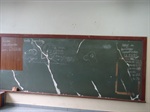 Lousa sem uso e com rachaduras é relíquia da antiga escola que funcionava no local