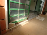 Soleiras das portas estão enferrujadas por conta da umidade