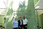 Kátia Mesquita, Luís Mário e João Manoel na frente do prédio principal da Câmara