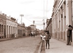 Fotografia, preto e branco, registrada, provavelmente, na década de 1930, na antiga rua do Comércio, atual rua Governador Pedro de Toledo