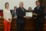 A filha do pastor Toninho acompanha a entrega da homenagem