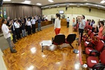Público em oração finalizando a solenidade