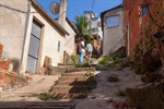 Moradores do Jardim Camargo querem corrimão e iluminação em escadaria